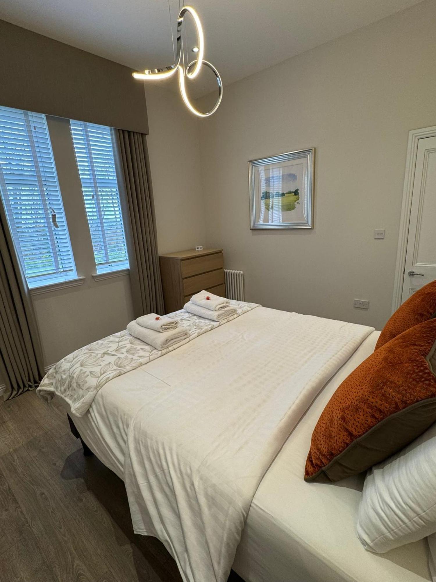 Luxury 2 Bedroom Cottage West Calder Экстерьер фото