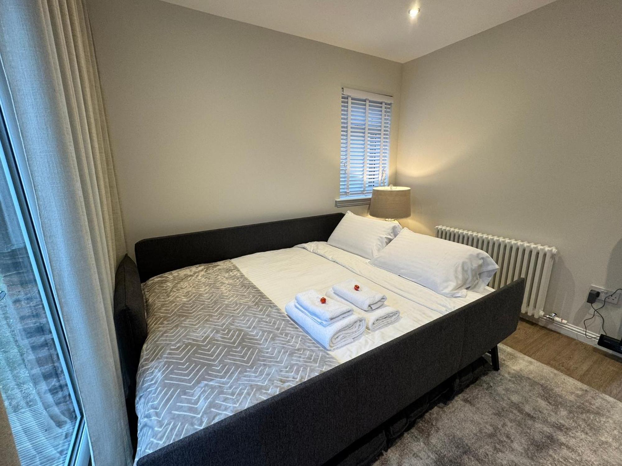 Luxury 2 Bedroom Cottage West Calder Экстерьер фото